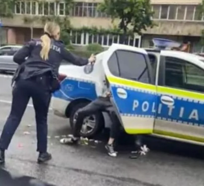 Momentul în care poliţista pulverizează spray în faţa colegului său, FOTO captură video