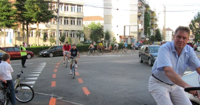 Klaus Iohannis şi-a scos bicicleta şi a testat noile piste din Sibiu