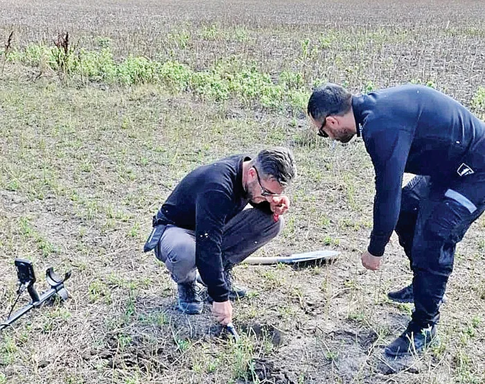 Adrian Laurenţiu Manea  a scos din pământ  o piesă istorică. Fotografii: Arhivă Adrian Manea
