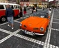 Automobile clasice expuse în Piața Sfatului din Brașov.