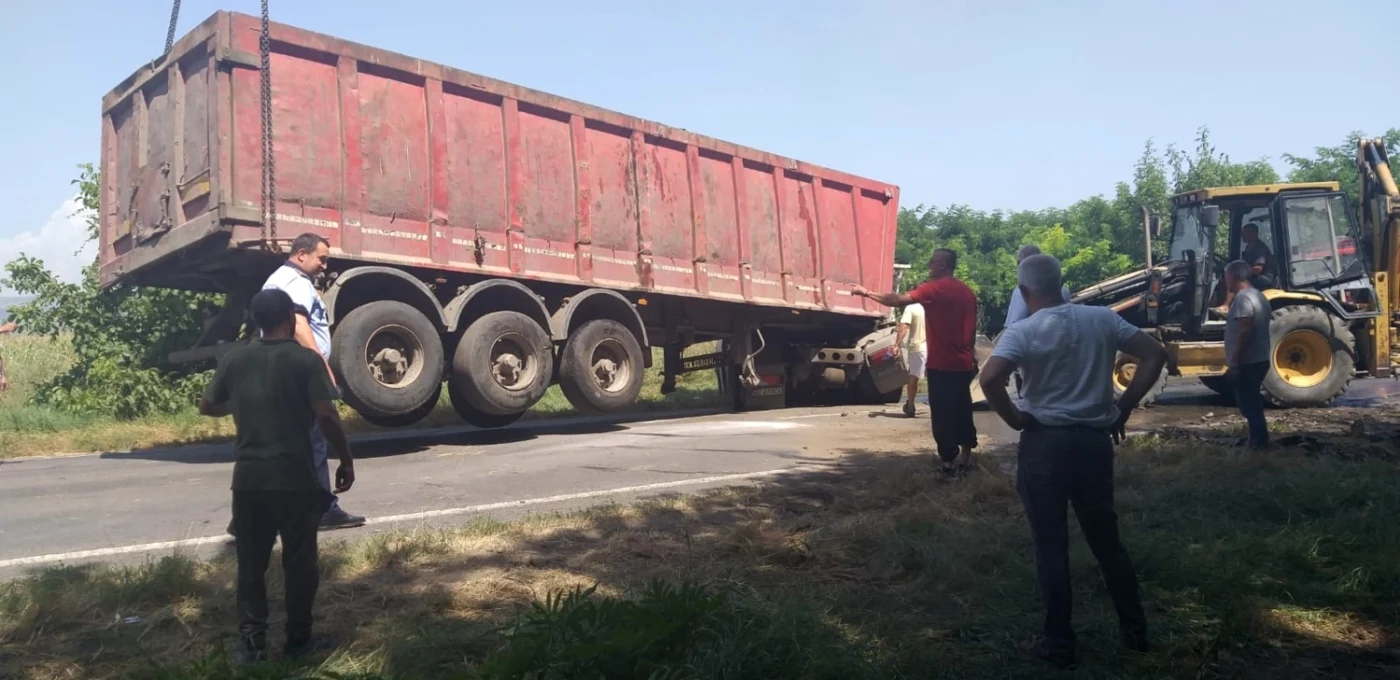 Camionul încărcat cu lemne a lovit o conductă de gaze care alimenta o locuintă FOTO Arhivă