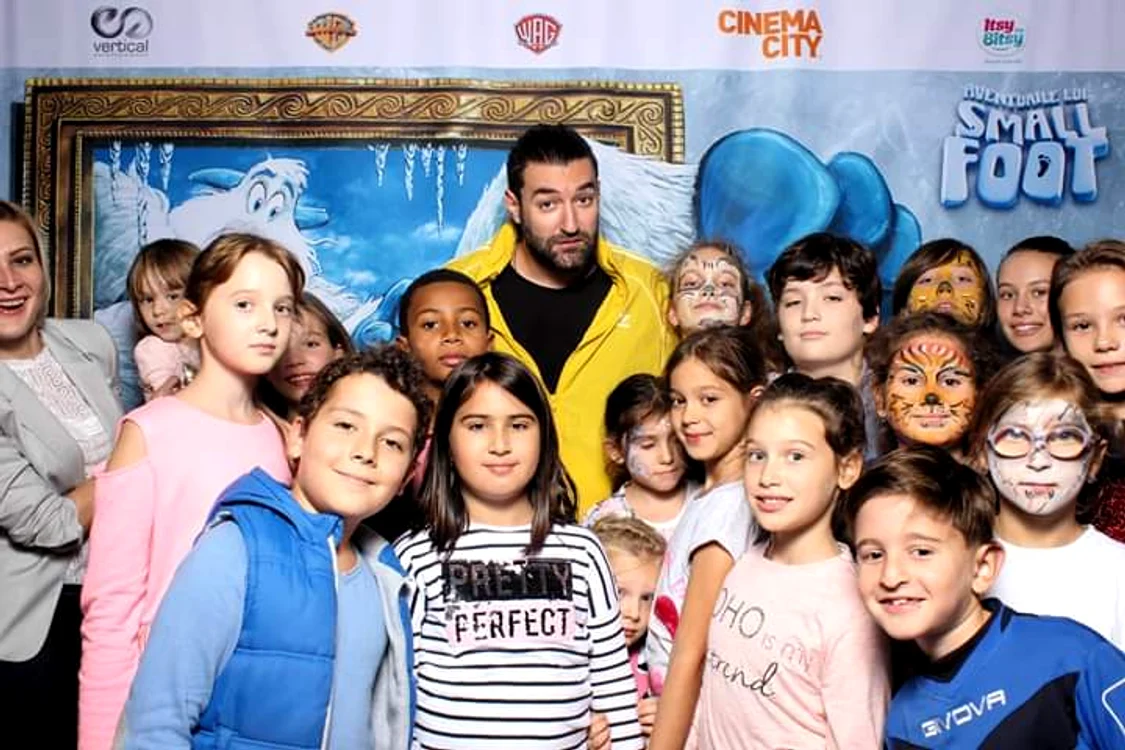 Copiii l-au pe Smiley cu asalt