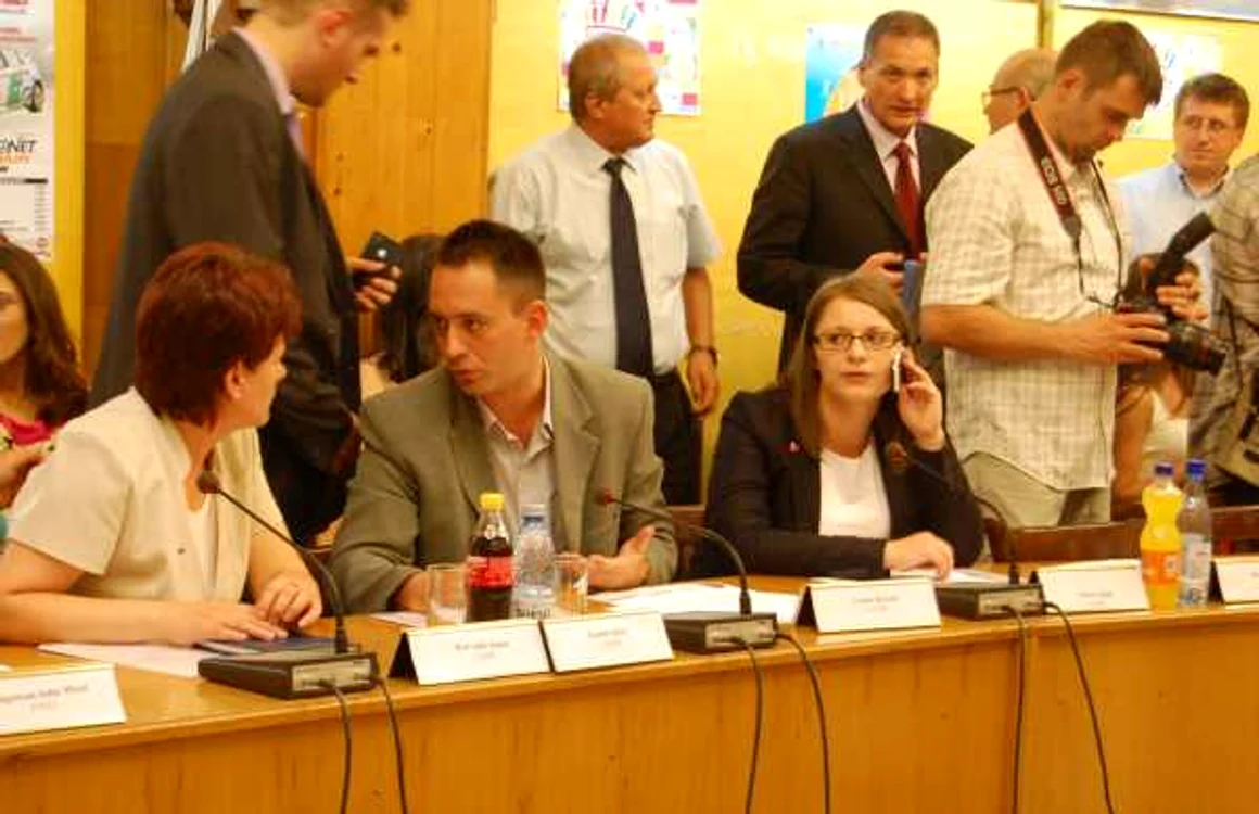 Csoma Botond (centru jos) a venit cu precizări despre declaraţiile sale referitoare la activitatea DNA: FOTO Arhivă