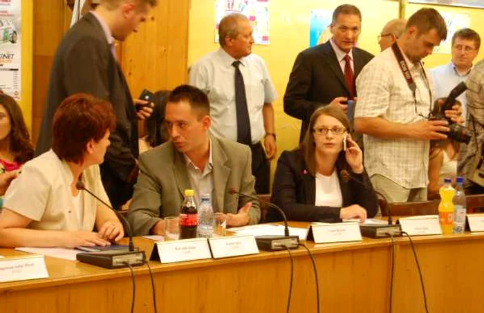 Csoma Botond (centru jos) a venit cu precizări despre declaraţiile sale referitoare la activitatea DNA: FOTO Arhivă