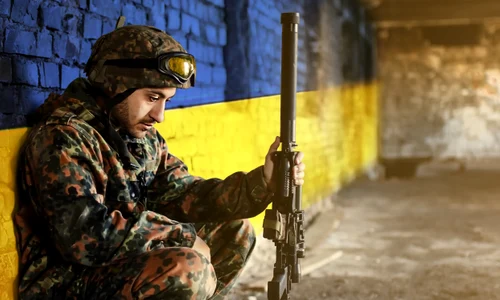 Razboi in ucraina, soldat drapel shutterstock 2130583775 jpg