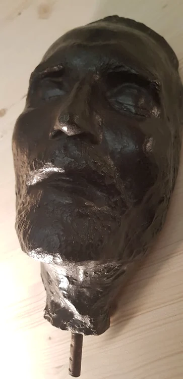 În cadrul pavilionului dedicat sculpturii naționale, poate fi văzută, printre lucrări semnate de mari sculptori români, și masca mortuară a lui Mihai Eminescu