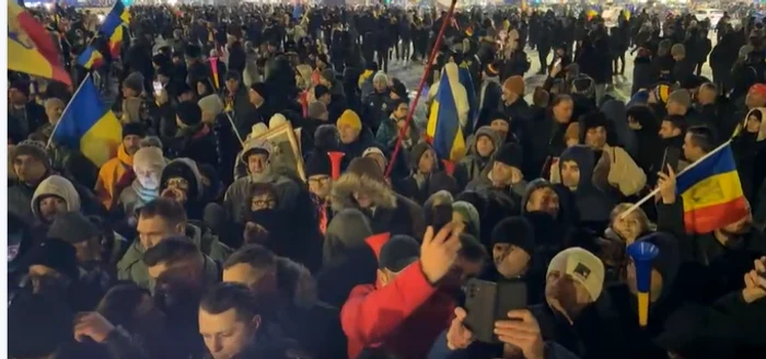 Jandarmii au dat amenzi de 10.400 de lei în urma manifestaţiei din Piața Victoriei. Organele de urmărire penală, sesizate după ce spre oamenii legii s-a aruncat cu panouri metalice