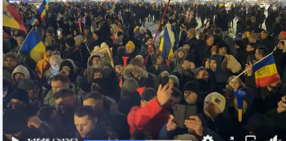 Jandarmii au dat amenzi de 10.400 de lei în urma manifestaţiei din Piața Victoriei. Organele de urmărire penală, sesizate după ce spre oamenii legii s-a aruncat cu panouri metalice
