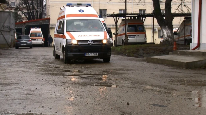 Ambulanţele merg prin gropi la Botoşani FOTO Cosmin Zamfirache