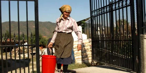 Oamenii au umplut gălețile cu apa adusă de pompieri. Foto: Daniel Guță