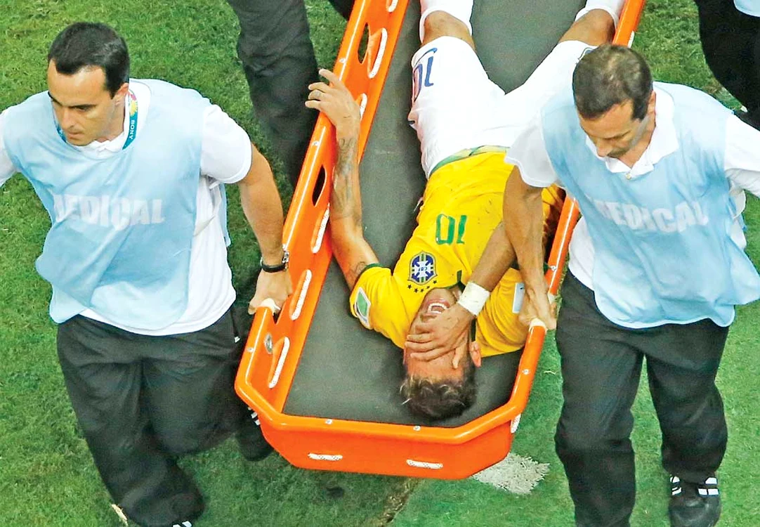 Neymar a fost scos pe targă şi dus direct la spital