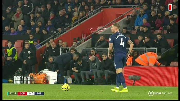 Momentul când Mourinho trage cu ochiul la notițele antrenorilor adverși