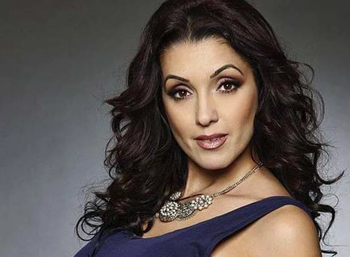 
    Nici de data aceasta, Roxana nu a trecut de audiţiile pe nevăzute de la ''Vocea României''Foto: captură Pro Tv  