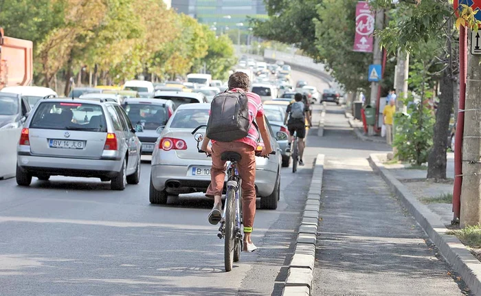 Bicicliştii merg pe lângă pistă din cauza denivelărilor şi a gurilor de canal de pe traseuFoto: Florin Șuler