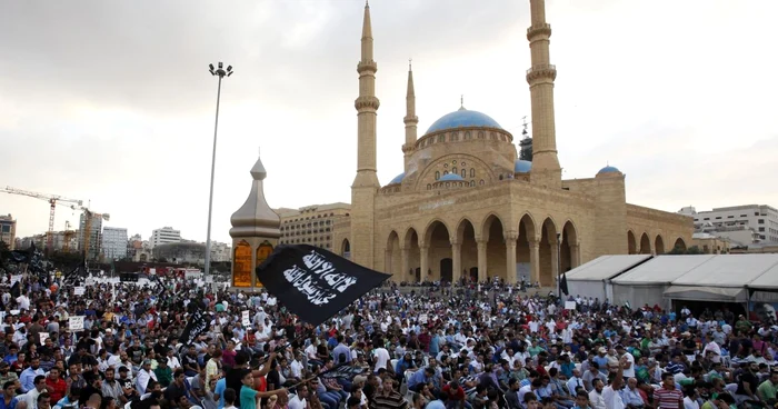 Susţinătorii liderului salafist  Ahmad al-Asir au protestat la Beirut împotriva filmului anti-islamic făcut în SUA  FOTO: Reuters