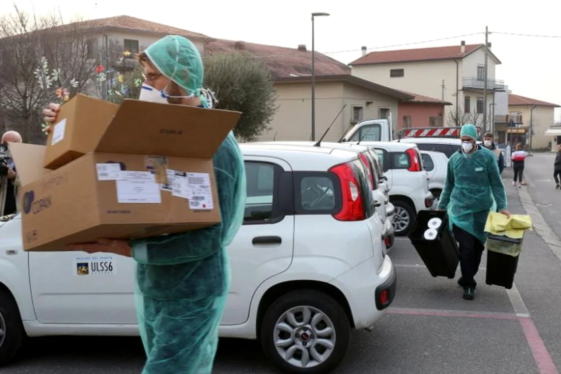 Autorităţile sanitare au testat toti locuitorii din oraşelul Vo din Italia FOTO EPA -EFE