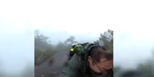 Chinez prăbusit pe stanci jpeg