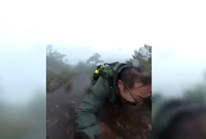 Bărbatul a căzut de pe munte FOTO: captură video