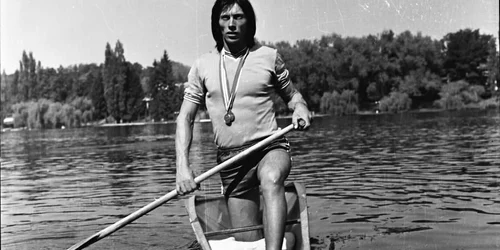 1977 00026 CB Snagov Patzaichin in canoe medalie aur main scaled 1 1024x953 jpg