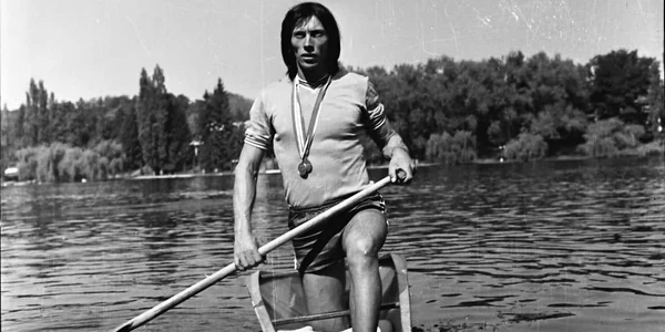 1977 00026 CB Snagov Patzaichin in canoe medalie aur main scaled 1 1024x953 jpg