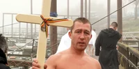 Brăileanul Daniel Nichiţelea, în vârstă de 35 de ani, a scos pentru a șasea oară crucea sfințită aruncată în apele Dunării de Bobotează. FOTO: Facebook/Obiectiv Vocea Brăilei 