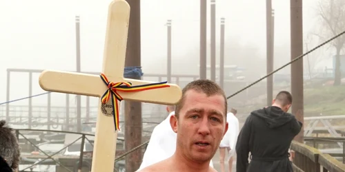 Brăileanul Daniel Nichiţelea, în vârstă de 35 de ani, a scos pentru a șasea oară crucea sfințită aruncată în apele Dunării de Bobotează. FOTO: Facebook/Obiectiv Vocea Brăilei