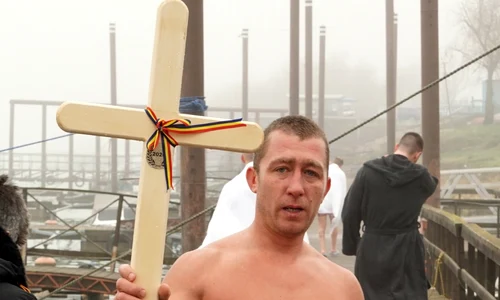 Brăileanul Daniel Nichiţelea, în vârstă de 35 de ani, a scos pentru a șasea oară crucea sfințită aruncată în apele Dunării de Bobotează. FOTO: Facebook/Obiectiv Vocea Brăilei 