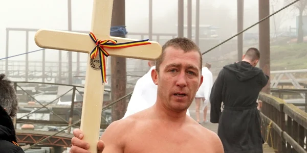 Brăileanul Daniel Nichiţelea, în vârstă de 35 de ani, a scos pentru a șasea oară crucea sfințită aruncată în apele Dunării de Bobotează. FOTO: Facebook/Obiectiv Vocea Brăilei 