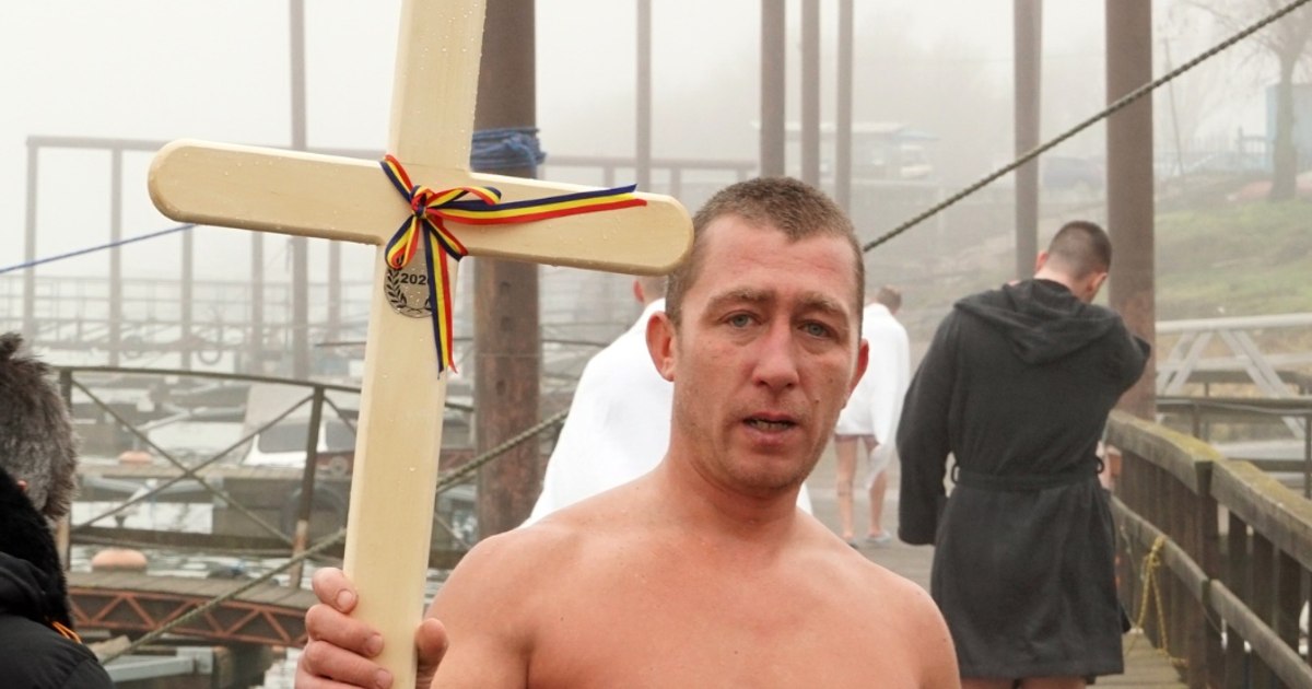 Un bărbat din Brăila a prins crucea sfințită de Bobotează pentru a șasea oară în 13 ani.