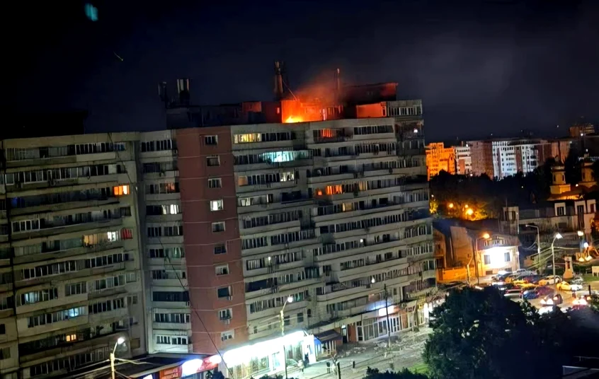 Blocul afectat din Galați, după ce o dronă s-a prăbușit FOTO: ISU Galați