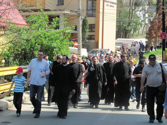 Aproape 100 de clujeni au protestat, vineri, 25 aprilie, împotriva realizării unui crematoriu în cartierul lor FOTO: Florina Pop