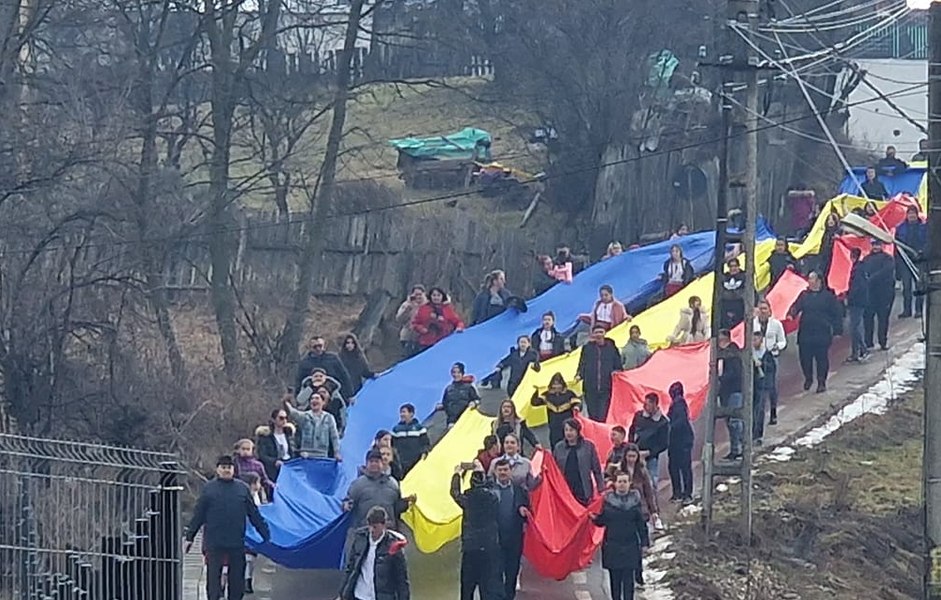 „Tricolorul călător” trece prin localități din Muntenia și Moldova pentru a vesti Unirea. Drapelul are 120 de metri FOTO