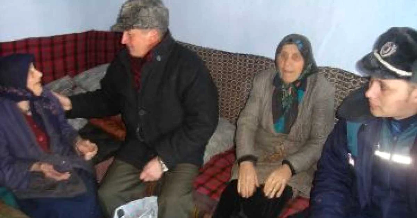 Bătrânele au fost sărbătorite de şefii comunităţii locale