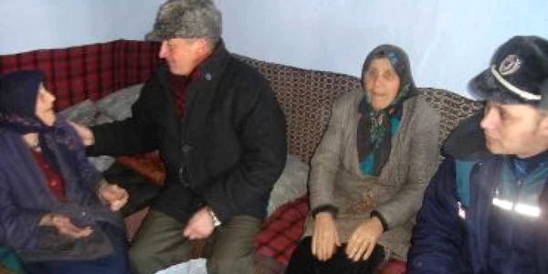 Bătrânele au fost sărbătorite de şefii comunităţii locale