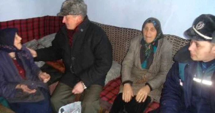 Bătrânele au fost sărbătorite de şefii comunităţii locale