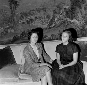 Prințesa Fazile a Egiptului alături de mama sa