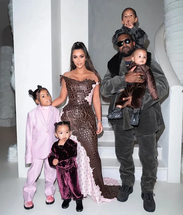 Kim Kardashian şi Kanye West, alături de cei patru copii ai lor