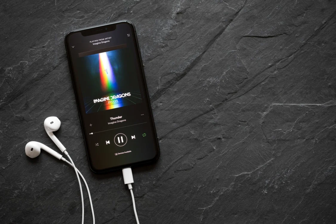 foto telefon căști spotify muzică