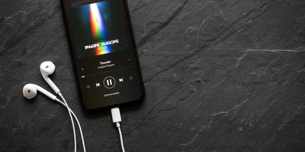 Iphone casti muzica Spotify Imagine Dragons FOTO Shutterstock