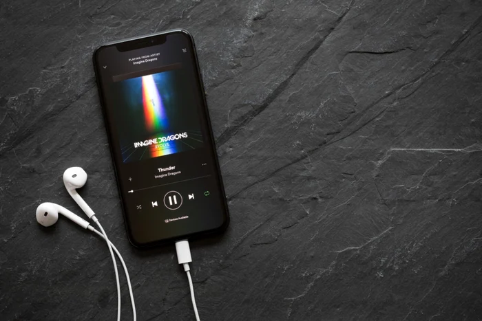 foto telefon căști spotify muzică