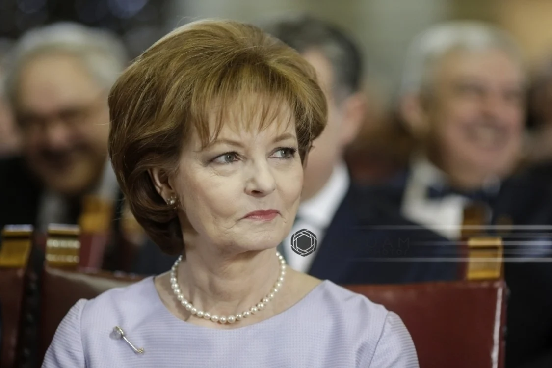 Familia Regală a României le-a trimis un dar de nuntă prinţului Harry şi logodnicei sale FOTO News.ro