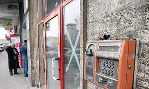 Telefoanele stradale  arată jalnic  Pe această stradă din Capitală sunt trei aparate defecte pe o distanţă de 120 de metri jpeg