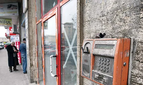Telefoanele stradale  arată jalnic  Pe această stradă din Capitală sunt trei aparate defecte pe o distanţă de 120 de metri jpeg