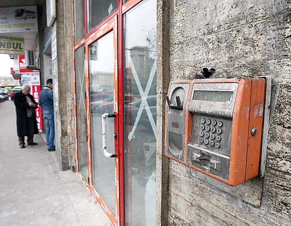 Telefoanele stradale  arată jalnic. Pe această stradă din Capitală sunt trei aparate defecte pe o distanţă de 120 de metri
