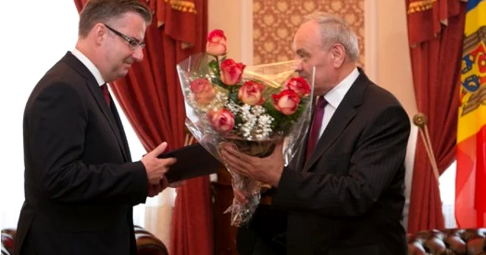 Şeful Delegaţiei UE este decorat de preşedintele Nicolae Timofti  FOTO Presedintie.md
