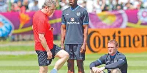 Roy Hodgson (stânga) vrea să înceapă meciul cu Welbeck (centru) şi Rooney