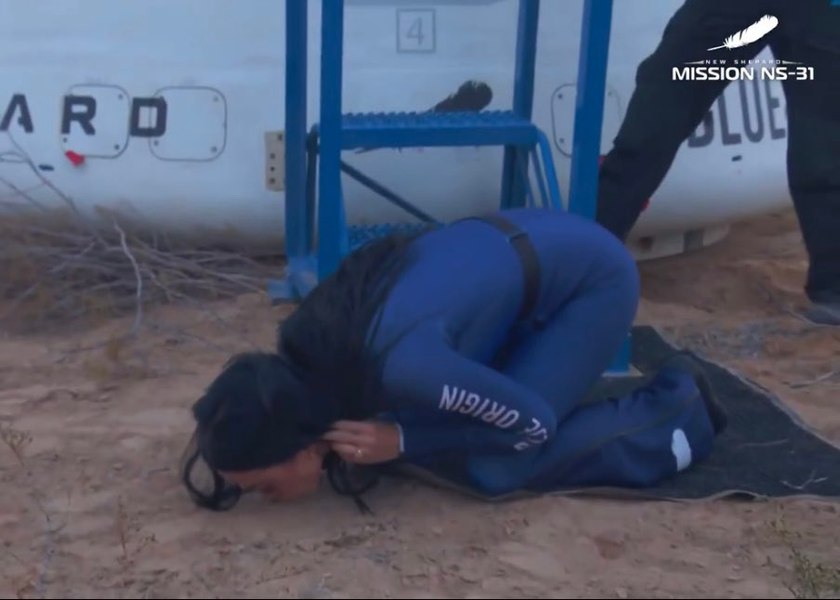 Lacrimi și emoții la revenirea pe Pământ a capsulei Blue Origin. Katy Perry a sărutat pământul după zborul de 11 minute