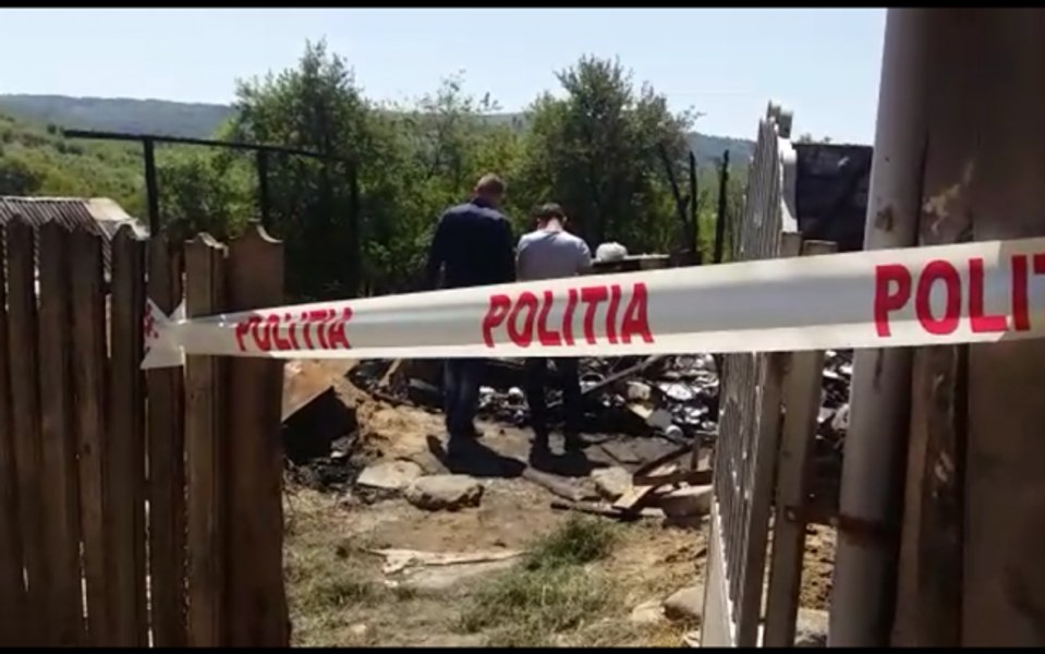 Sătean tăiat bucăți în curtea casei. A fost omorât cu săpăliga, iar câinii l-au sfâșiat
