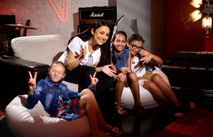 Andra, alături de fetiţele din echipa de la „Vocea României Junior“ FOTO Pro TV