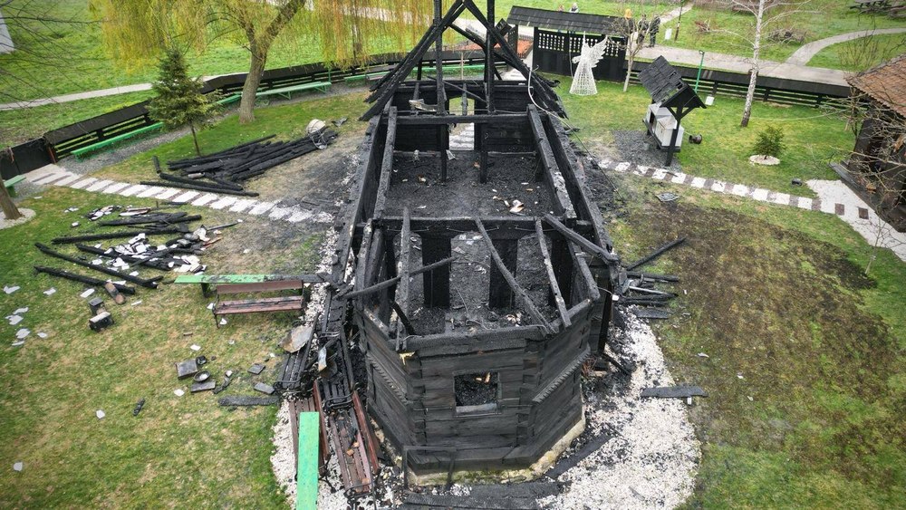 Biserica de lemn din Topla, veche de aproape 300 de ani, a fost făcută scrum în urma unui incendiu